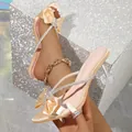Tacchi a punta champagne con fiocco di strass e tacco a blocco in vetro trasparente. - 36 / Oro