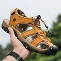 Gedetailleerd overzicht van heren outdoor casual sandaal met elastisch vetersysteem en mesh. - 38 / Goud