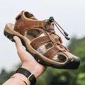 Gedetailleerd overzicht van heren outdoor leren sandalen met trekkoord en neus. - 38 / Donkerbruin