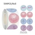 Vue détaillée d'un rouleau d'autocollants fleuris Merci avec étiquettes de 2,5 cm de diamètre. - Style Floral (C130) / 500 Pcs (2.5cm)