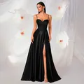 Elegante abito da sera in raso nero con corpetto a corsetto e spacco alto per cerimonie. - Nero