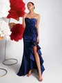 Abito da sera elegante in raso blu navy senza spalline con spacco e volant - XS / Vestiti / Blu navy