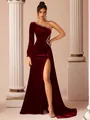 Elegante abito da sera in velluto bordeaux monospalla con strass e spacco alto. - XS / Vestiti / Borgogna