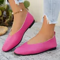 Primer plano de los zapatos planos de cuero rosa con un diseño de corte en V y textura rugosa - 36 / Rosa rojo