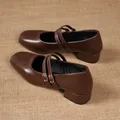 Primer plano detallado de zapatos Mary Jane franceses marrones con punta cuadrada - 35 / Marrón