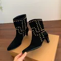 Botines de ante negro con remaches dorados, punta fina y tacón medio - 35 / Negro