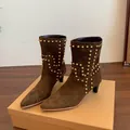 Botines de ante marrón con punta afilada, tachuelas doradas y tacón fino elegante. - 35 / Marrón