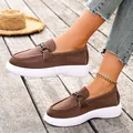 Braune Wildleder-Plateau-Loafer mit Metallschnalle auf Holzterrasse - 36 / Dunkelbraun