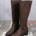 Vue détaillée de bottes hautes marron avec talon bloc de 5 cm et boucles - 36 / Châtain
