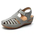 Elegante graue Vintage-Sandalen für Damen mit Keilabsatz und lasergeschnittenem Design - 35 / Grau