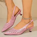 Dettaglio ravvicinato di scarpe rosa a punta con tacco kitten e design traforato chic. - 36 / Rosa