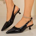 Vista dettagliata delle scarpe slingback nere a punta con trafori e tacco a rocchetto - Nero