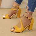 Sandales à talons épais jaune avec bride à boucle dorée et bout ouvert chic - Jaune