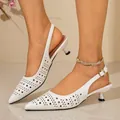 Eleganti scarpe bianche a punta traforate con tacco gattino e cinturino dorato. - 36 / Bianco