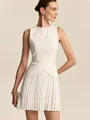 Elegante abito a pieghe bianco senza maniche da donna con vestibilità slim e lunghezza mini. - Taglia S / Bianco