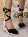 Keilsandaletten mit Schnürung und eleganter Espadrille-Jutesohle an Modellfüßen - 35 / Schwarz