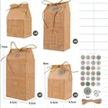 Set di scatole regalo di Natale in carta kraft a forma di casetta di pan di zenzero con adesivi - Stile Omino di Pan di Zenzero (DD4051) / Set da 24