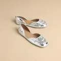 Elegante silberne französische flache Schuhe mit Strassverzierung und hohlem Design - 34 / Silber