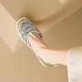 Elegante beige flache Schuhe im französischen Stil mit funkelndem Strassbesatz für Damen - 34 / Gold