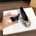 Flexible schwarze Lack-Ballerinas mit eleganten Strass- und Kristallverzierungen - 34 / Schwarz