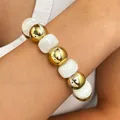 Detailansicht eines handgefertigten böhmischen Perlenarmbands mit weißen und goldenen Perlen - Trommelform Gold & Weiß (白色 6804)