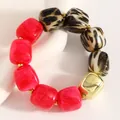 Handgefertigtes Boho-Armband mit roten Harzperlen und quadratischen Leopardenperlen - Rosérot Leopard (01玫红色 8128)