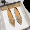 Elegante silberne spitze Ballerinas mit funkelnden champagnerfarbenen Kristallverzierungen. - 34 / Silber