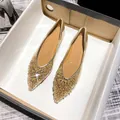 Elegante goldene spitze Ballerinas mit schimmernden Pailletten und flacher Sohle. - 34 / Gold