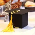 Schwarze Abschlusskappe Geschenkschachtel mit einer leuchtend gelben Quaste für Feiern - S685 Stil / Schwarze Box (Gelbe Quaste) Weißer Clip (S685)