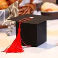 Abschlusskappe Geschenkbox in Schwarz mit roter Quaste für Süßigkeitenverpackung - S685 Stil / Schwarze Box (Rote Quaste) Weißer Clip (S685)