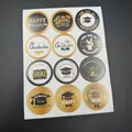 Pegatinas de graduación en negro y oro con gorros y diplomas para fiestas. - Pegatinas de Graduación (T7717)