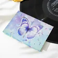 Vista dettagliata della farfalla 3D su un biglietto d'auguri acquerello - Farfalla Viola Amante del Vento