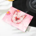 Dettaglio del biglietto d'auguri farfalla 3D con disegno floreale ad acquerello - Farfalla Rosa Floreale
