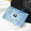 Primo piano di un biglietto pop-up a farfalla 3D blu con un design artistico ad acquerello - Farfalla Blu da Sogno