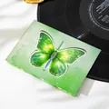 Vista dettagliata di un biglietto d'auguri 3D creativo con motivo a farfalla verde - Farfalla Verde Elegante