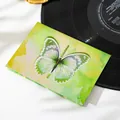 Vista ravvicinata di un biglietto d'auguri farfalla 3D con design ad acquerello verde - Farfalla Ciano Emergente