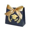 Donkerblauwe afstudeergeschenkdoos met goud satijnen lint en baret print detail - S942 Afstudeer Cadeautas / Zwart + Goud Lint