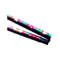 Detailaufnahme eines Wanderstocks aus Aluminiumlegierung mit einem lebendigen Blumenmuster - Rosa Blumen