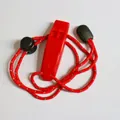 Sifflet de survie rouge vif avec un cordon de cou réfléchissant et réglable pratique - Avec Lanière / Rouge