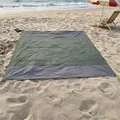 Tappetino da spiaggia in poliestere 210T impermeabile con design giuntato verde e grigio - 140*200cm / Verde Militare e Grigio Contrasto