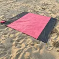 Tappetino da spiaggia rosa e nero impermeabile antisabbia con picchetti e custodia - 140*200cm / Rosa e Grigio Contrasto