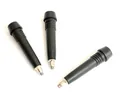 Detalle macro de tres puntas de repuesto negras para bastones de senderismo en blanco - Punta de 8cm
