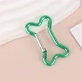 Botvormige metallic groene aluminium karabijnhaak voor sleutelhangers en rugzakken. - Groen