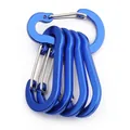 Detailweergave van vijf blauwe aluminium karabijnhaken met draadsluiting voor buitenactiviteit - Saffierblauw