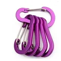 Detailansicht von fünf violetten Aluminiumkarabinern in Schwalbenform mit Edelstahldrahtschnappern - Lila