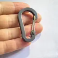 Makroansicht des schwarzen Aluminium-Karabinerhakens mit einem Edelstahldrahtverschluss - Gunmetal