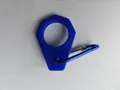 Nahaufnahme eines blauen Silikon-Flaschenhalters mit einem passenden Karabinerhaken. - Set (Mit Karabiner) / Blau