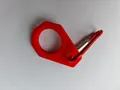 Dettaglio ravvicinato di una fibbia in silicone rosso per bottiglia d'acqua con moschettone - Set (Con Moschettone) / Rosso