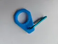 Detaillierte Ansicht eines blauen Silikon-Flaschenhalters mit einem Metallkarabiner - Set (Mit Karabiner) / Himmelblau