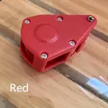 Detailopname van een rode 1/8 inch touwpoelie-spanner voor buitenkamperen op hout - Enkele Katrol / Rood
